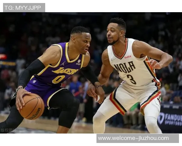 热火记者报道哈克斯左脚踝扭伤球队明日将决定他的出战状态